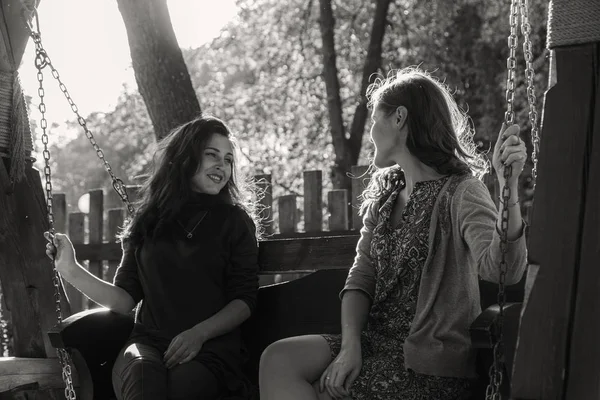 Flickvänner i höst park — Stockfoto