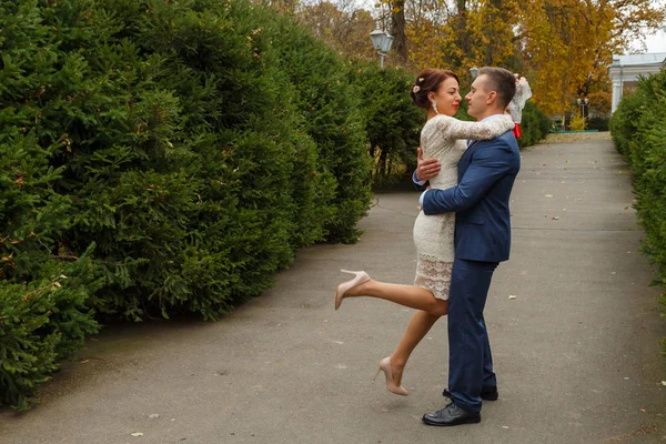 Bruiloft in het park — Stockfoto