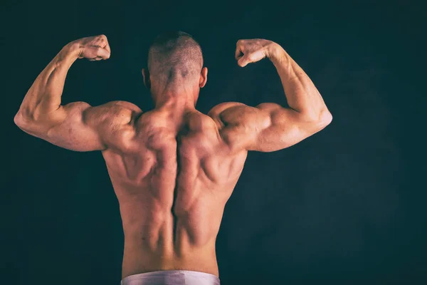 Bodybuilder poseren in verschillende poses aan te tonen hun spieren — Stockfoto