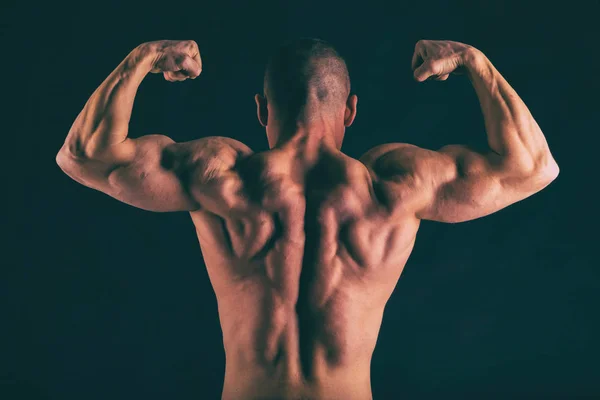 Culturista posa in pose diverse dimostrando il loro muscolo — Foto Stock