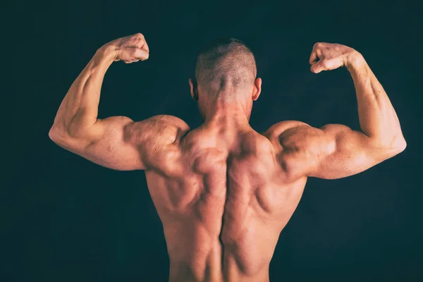 Kroppsbyggare poserar i olika poser visar sina muskler — Stockfoto