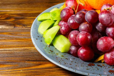 Bir plaka üzerinde taze sulu meyve