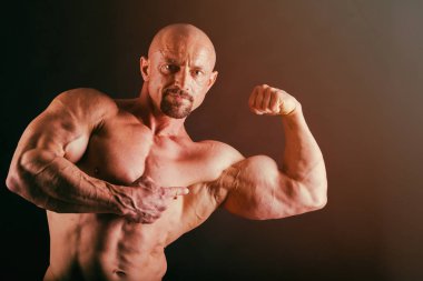 siyah zemin vücut geliştirmeci.