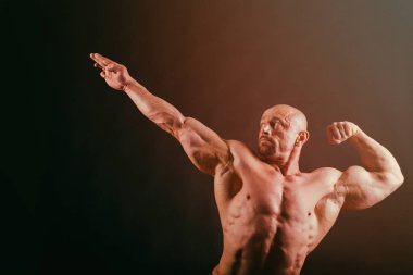 siyah zemin vücut geliştirmeci.