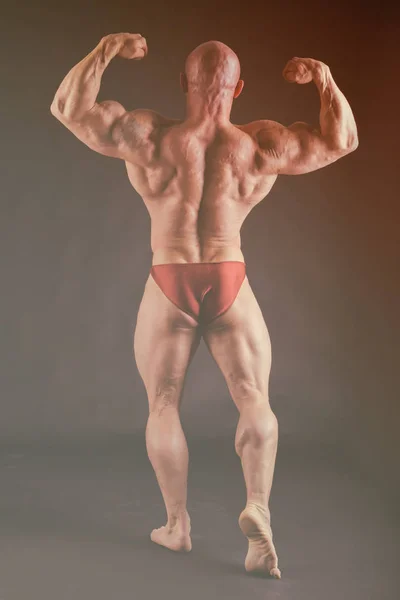 Bodybuilder sur fond noir . — Photo