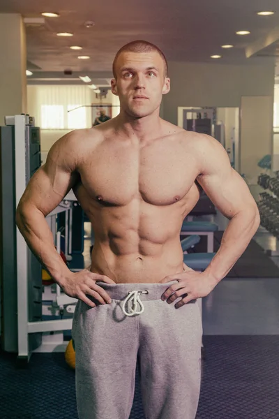 Een opgeleide man in een fitnessclub — Stockfoto