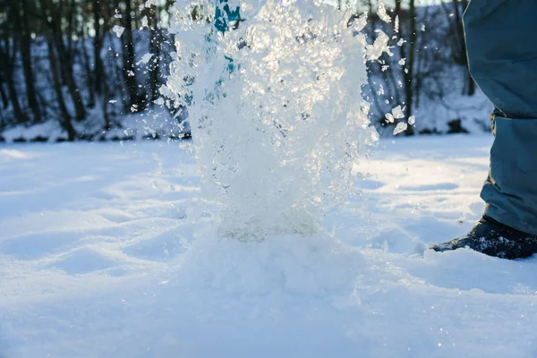 Pêche hivernale sur glace de rivière . — Photo