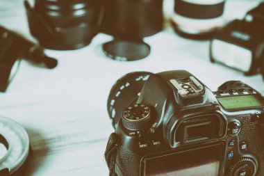 hafif bir arka plan üzerinde Fotoğraf Ekipmanları.