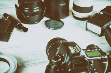 hafif bir arka plan üzerinde Fotoğraf Ekipmanları.