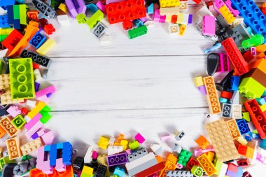 Çocuk plastik kurucu hafif bir arka plan üzerinde.