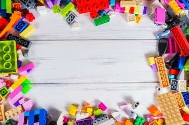 Çocuk plastik kurucu hafif bir arka plan üzerinde.