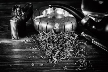 Arka plan yasaktır boru ahşap arka plan üzerinde.