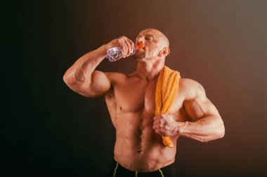 Kas ve formda genç vücut geliştirmeci fitness erkek model Ove poz