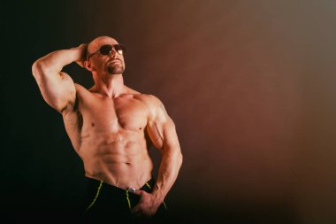 Kas ve formda genç vücut geliştirmeci fitness erkek model Ove poz