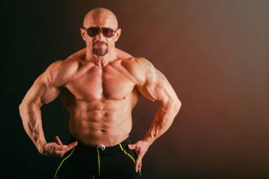 Kas ve formda genç vücut geliştirmeci fitness erkek model Ove poz