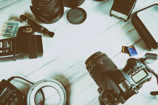 hafif bir arka plan üzerinde Fotoğraf Ekipmanları.
