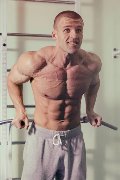 Entrenadores de fitness con pesas —  Fotos de Stock
