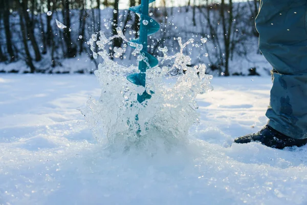 Pêche hivernale sur le lac, beaucoup de neige . — Photo