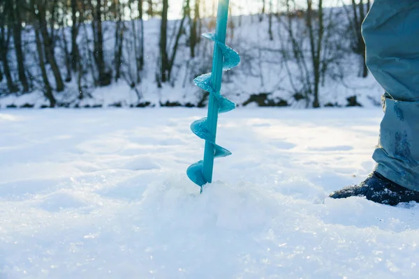 Winter vissen op het meer, een heleboel sneeuw. — Stockfoto