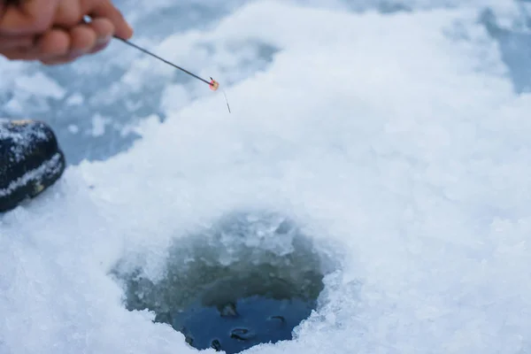 冬の雪の多くの湖で釣り. — ストック写真