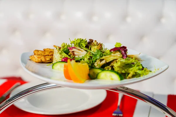 Pratos. Salada em uma chapa branca . — Fotografia de Stock