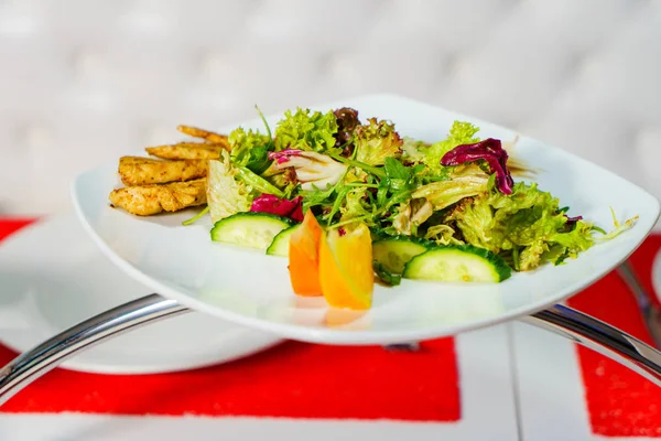 Pratos. Salada em uma chapa branca . — Fotografia de Stock