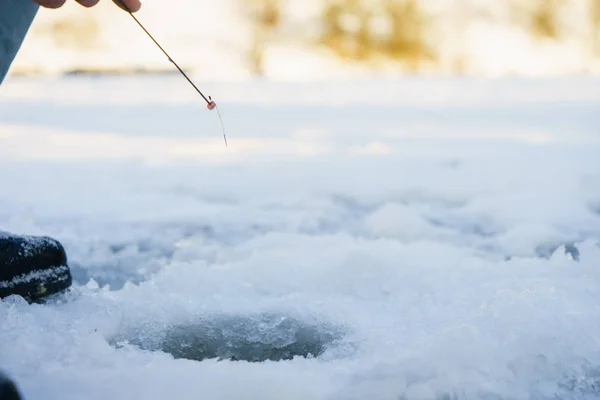 Winterangeln am See, viel Schnee. — Stockfoto