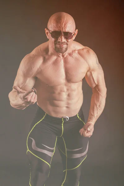 Muscolare e in forma giovane bodybuilder fitness modello maschile in posa ove — Foto Stock