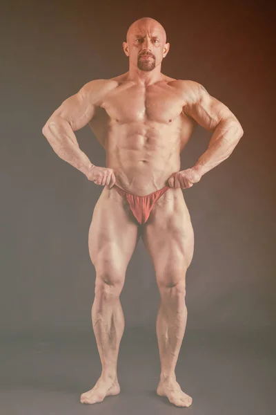 Izmos és a fiatal testépítő férfi fitness modell jelentő ove — Stock Fotó