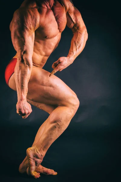 Muskulös och passar unga bodybuilder fitness manlig modell poserar ove — Stockfoto