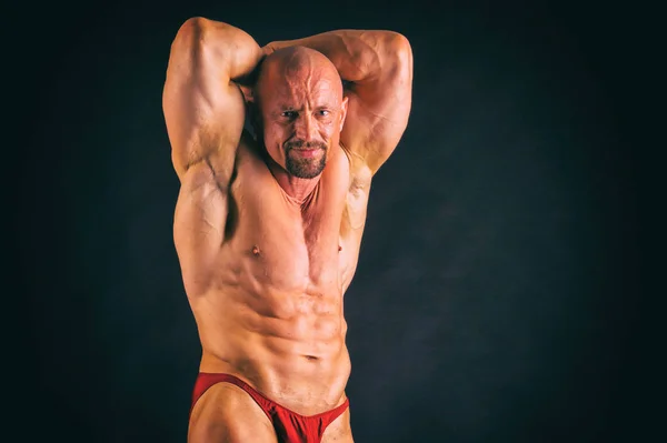 Muskulös och passar unga bodybuilder fitness manlig modell poserar ove — Stockfoto