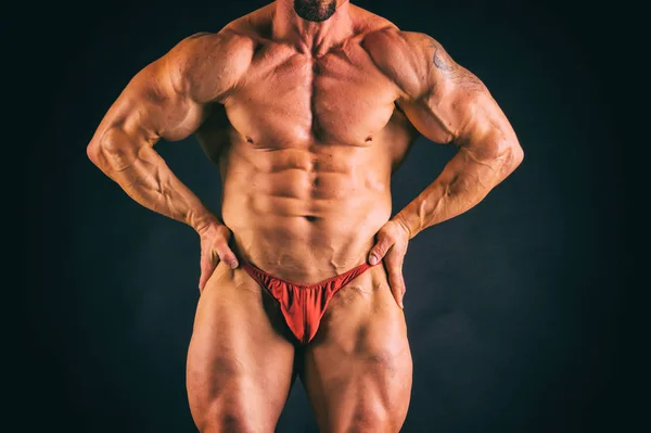 Muskulös och passar unga bodybuilder fitness manlig modell poserar ove — Stockfoto