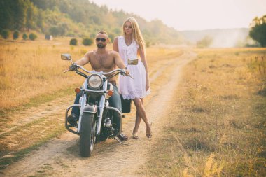 Seven çift bir alanda bir motosiklet üzerinde