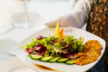 Masanın üzerine salata ile plaka