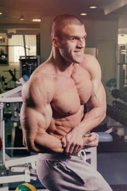 Pazı bir halter egzersiz olan bir adam