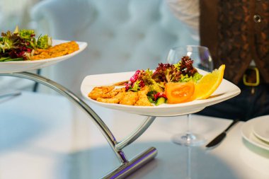 Masanın üzerine salata ile plaka