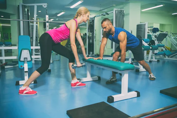 Een man en een vrouw die trainen in een sportschool — Stockfoto