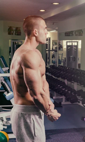 Człowiek z Brzana ćwiczeń na biceps — Zdjęcie stockowe