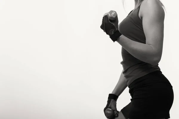 女子健身器材的背景 — 图库照片