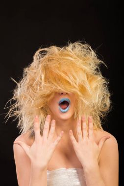 Güzellik moda fotoğrafları. Duygusal sarışın