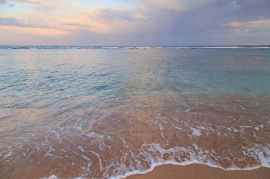 Güzel mavi deniz. Doğanın güzelliği.