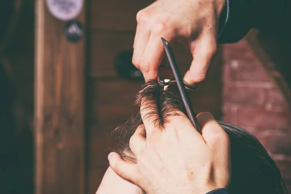 Masculino aliciamento no masculino salão — Fotografia de Stock