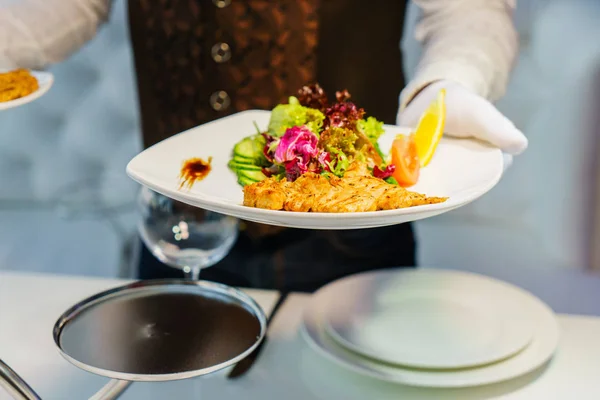 Feestzaal staat, heerlijk eten, restaurant. — Stockfoto