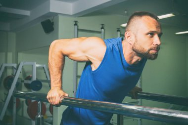 Spor salonundaki adam.