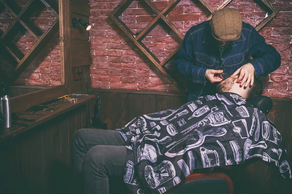 Corte de cabelo masculino na Barbearia — Fotografia de Stock