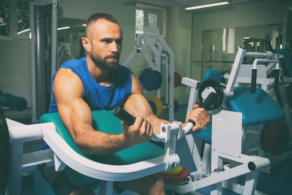 L'homme dans la salle de gym — Photo