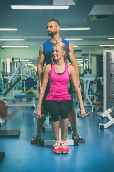 Um homem e uma mulher treinando em um ginásio — Fotografia de Stock