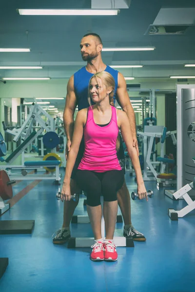 Een man en een vrouw die trainen in een sportschool — Stockfoto