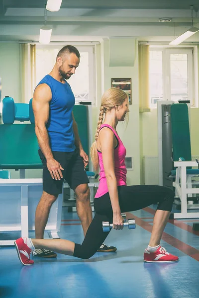 Een man en een vrouw die trainen in een sportschool — Stockfoto