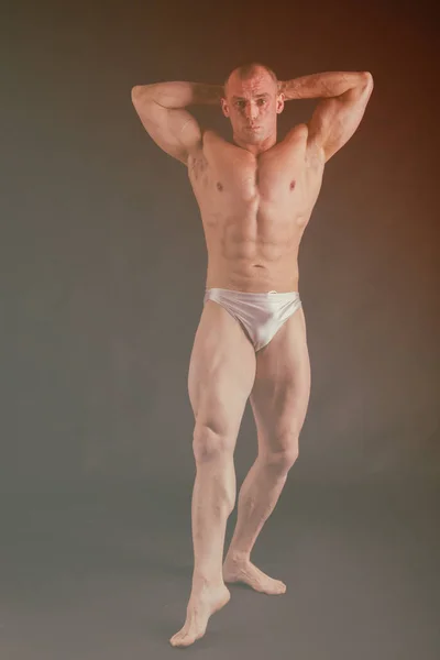 Здоровий м'язистий молодий чоловік — стокове фото